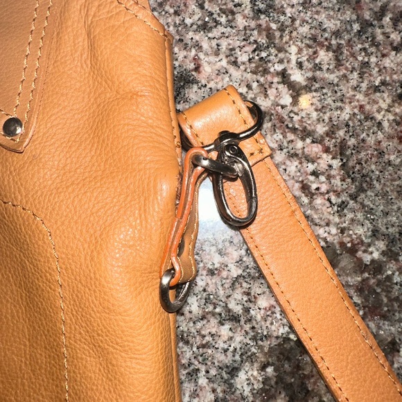 Made In ITALY Cristian Genuine Leather tan bag with removable shoulder strap. - Picture 2 of 11